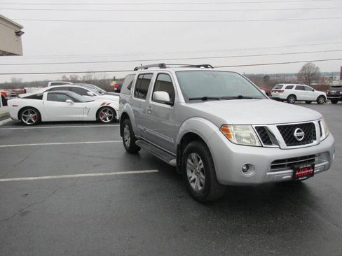 Used 2010 Nissan Pathfinder SE w/ SE Premium Journey Pkg image 5