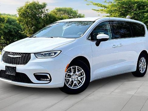Used 2023 Chrysler Pacifica Touring-L FWD image 11