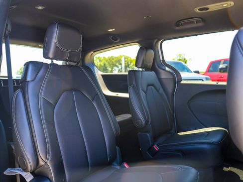 New 2027 Chrysler Pacifica Select FWD image 11