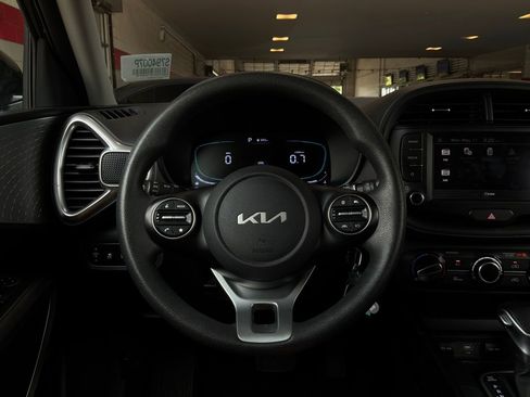 Used 2025 Kia Soul LX w/ LX Technology Package FWD image 30