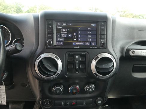 Used 2016 Jeep Wrangler Unlimited Sahara w/ Dual Top Group AWD/4WD image 20