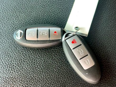 Used 2019 Nissan Titan SV w/ SV Convenience Package RWD image 32