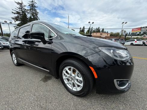 Used 2020 Chrysler Pacifica Touring-L FWD image 4