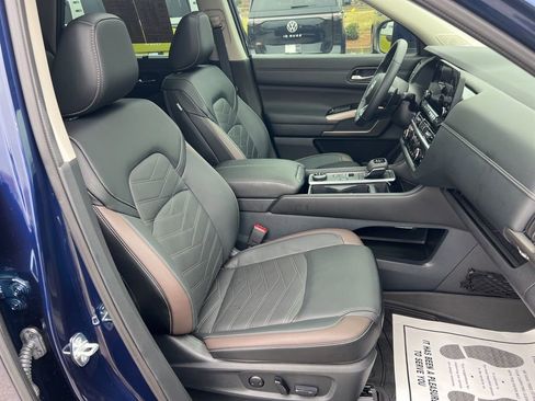 Used 2024 Nissan Pathfinder Platinum w/ Lighting Package (N93) image 23