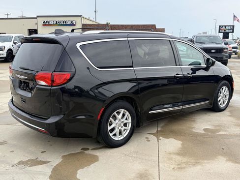 Used 2020 Chrysler Pacifica Touring-L FWD image 38