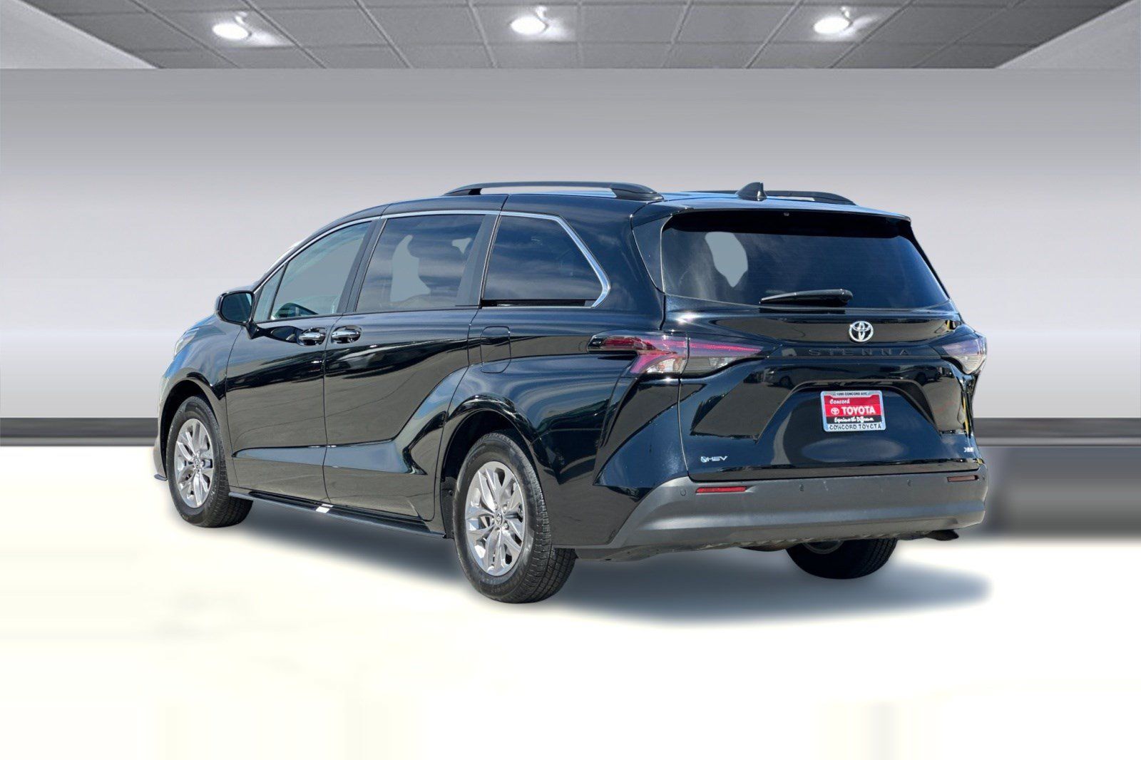 Used 2026 Toyota Sienna XLE FWD image 3