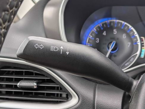 Used 2024 Chrysler Pacifica Touring-L FWD image 26