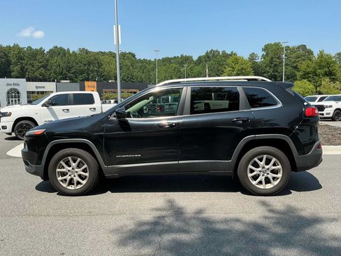 Used 2017 Jeep Cherokee Latitude w/ Cold Weather Group AWD/4WD image 2