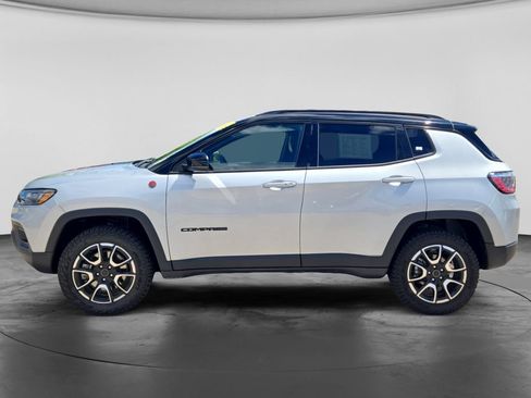 Used 2025 Jeep Compass Trailhawk w/ Trailer Tow Group AWD/4WD image 6