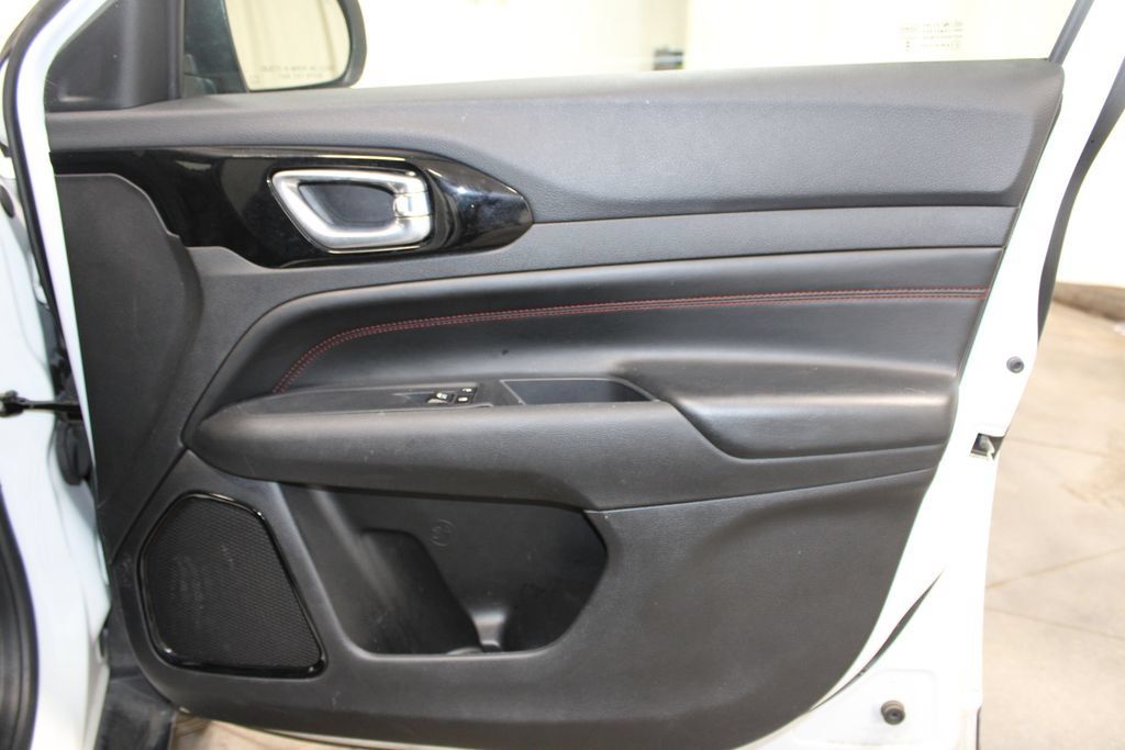 Used 2025 Jeep Compass Trailhawk AWD/4WD image 36