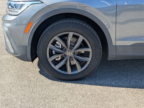 Used 2023 Volkswagen Tiguan SE image 10