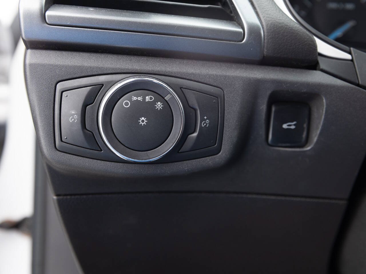 Used 2014 Ford Fusion SE FWD image 33