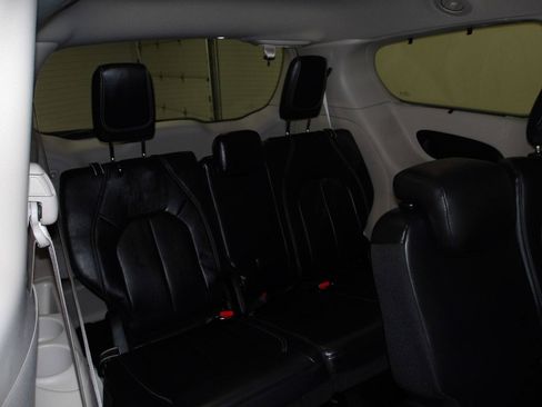 Used 2022 Chrysler Pacifica Touring-L w/ Uconnect Theater Family Group FWD image 20