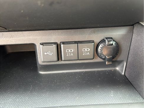 Used 2020 Toyota Highlander LE FWD image 29