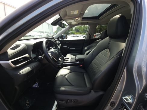 Used 2023 Toyota Highlander XLE FWD image 18