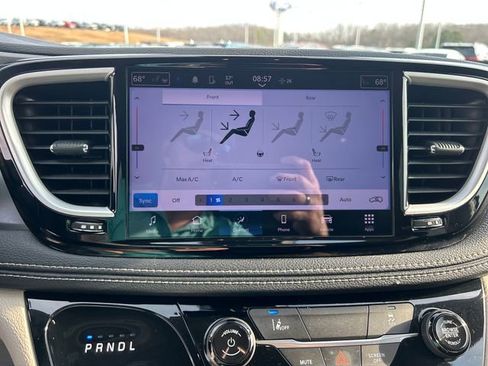 Used 2022 Chrysler Pacifica Touring-L image 25