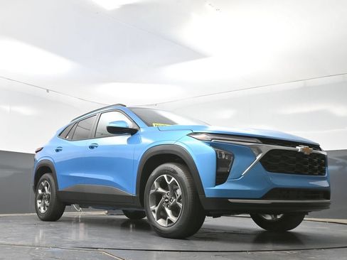 New 2026 Chevrolet Trax LT w/ Sunroof Package FWD image 45