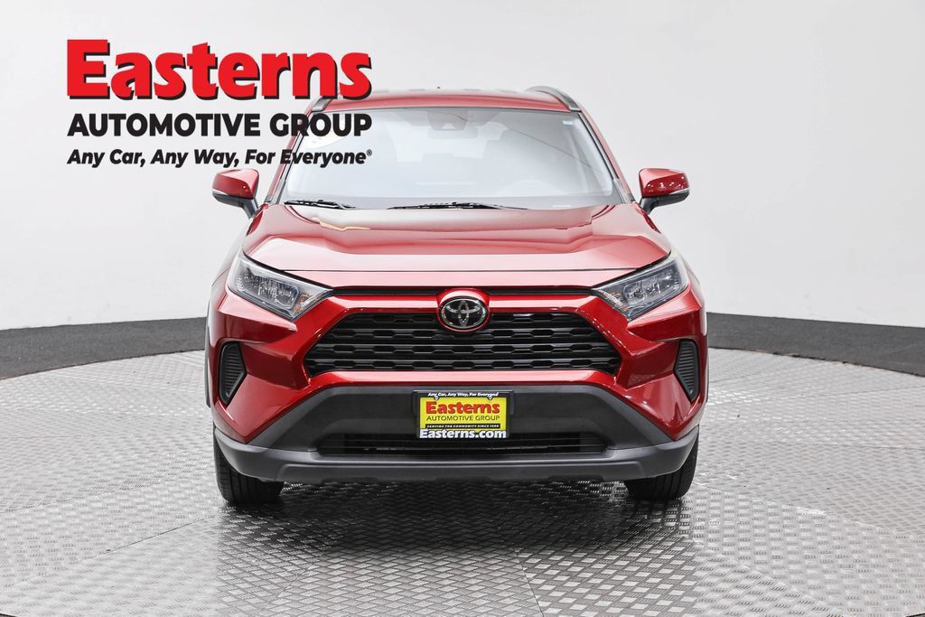 Used 2021 Toyota RAV4 LE AWD/4WD image 2