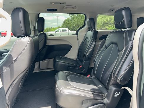 Used 2024 Chrysler Pacifica Touring-L FWD image 27