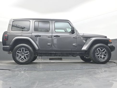 Used 2025 Jeep Wrangler Unlimited Sahara AWD/4WD image 31