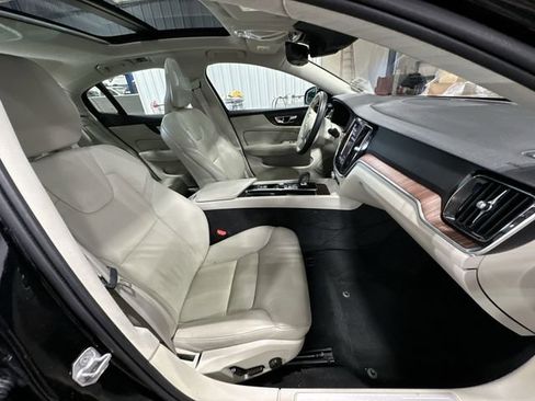 Used 2022 Volvo S60 B5 Momentum image 30