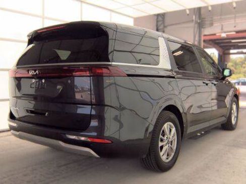 Used 2022 Kia Carnival LX FWD image 3