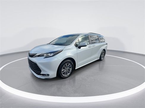 Used 2022 Toyota Sienna XLE image 4