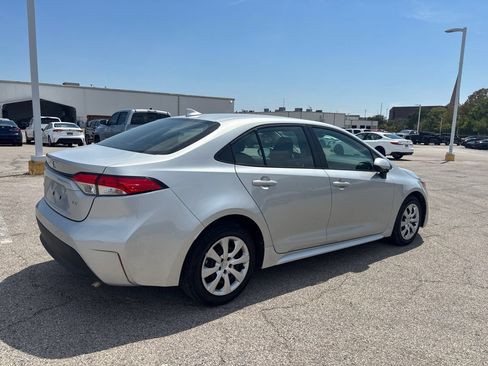 Used 2025 Toyota Corolla LE FWD image 4