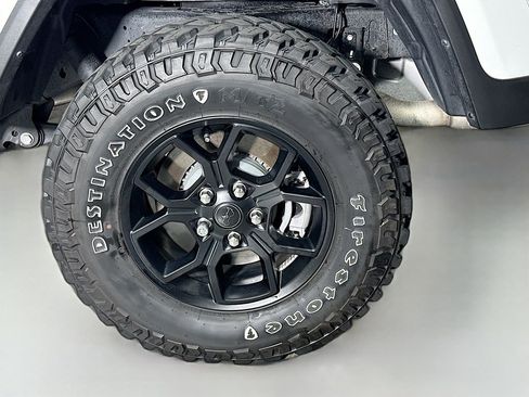 Used 2024 Jeep Gladiator Sport image 32