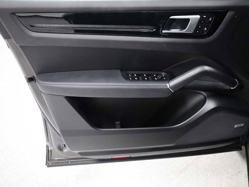 Used 2022 Porsche Cayenne image 16