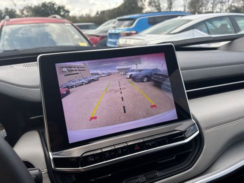 Used 2025 Jeep Compass Limited image 17