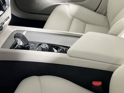 Certified 2025 Volvo V60 B5 Cross Country Plus image 22