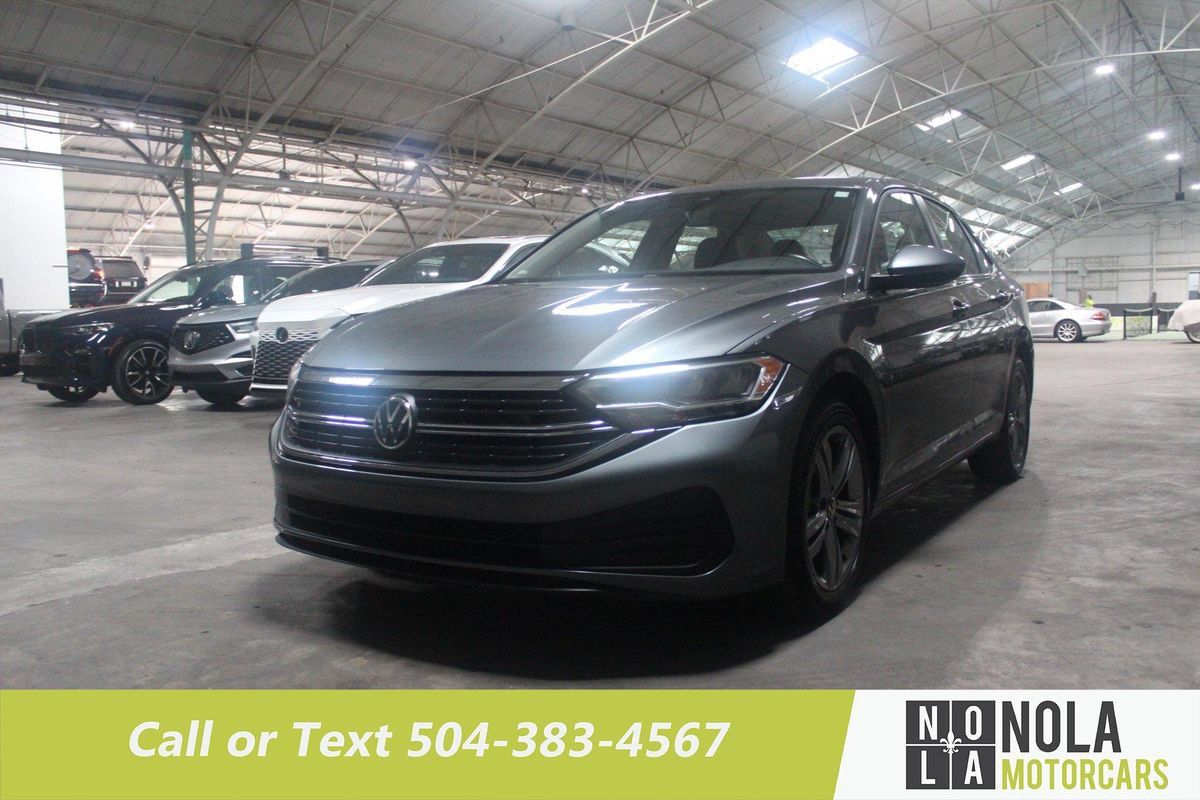 Used 2024 Volkswagen Jetta SE FWD image 2