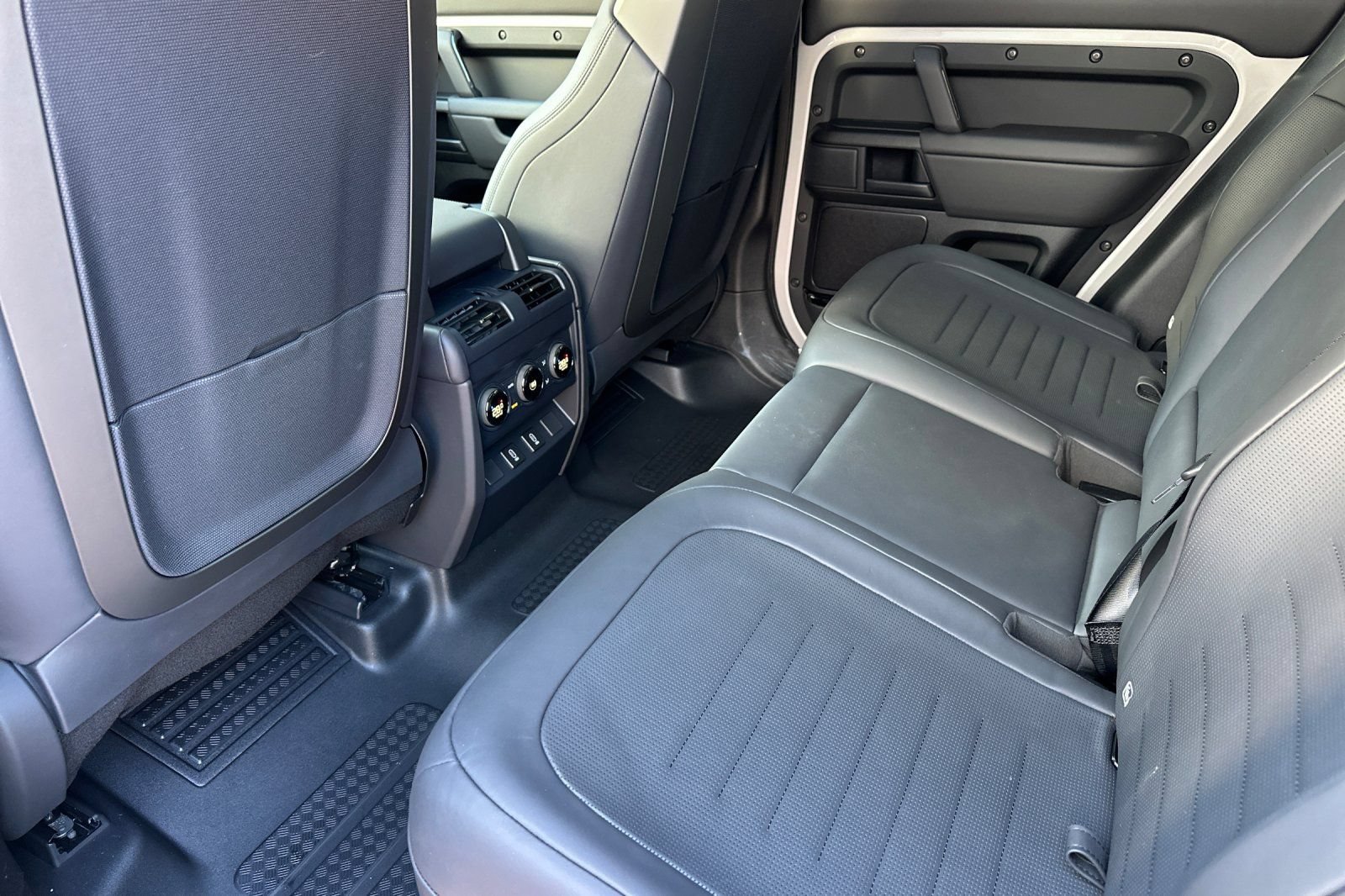 New 2026 Land Rover Defender 110 OCTA AWD/4WD image 34