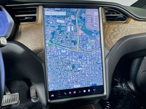 Used 2018 Tesla Model X 75D image 24