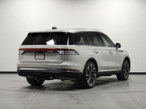 Used 2025 Lincoln Aviator Reserve w/ Luxury Package image 4