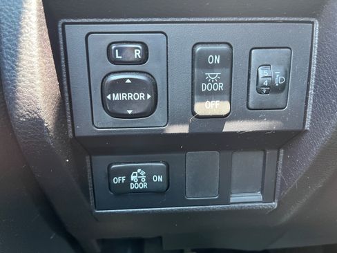 Used 2015 Toyota Tundra SR5 w/ Floor Mat Package AWD/4WD image 18