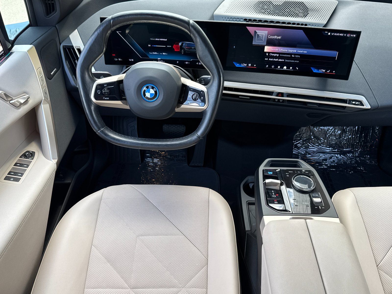Used 2024 BMW iX xDrive50 w/ Sport Package AWD/4WD image 14