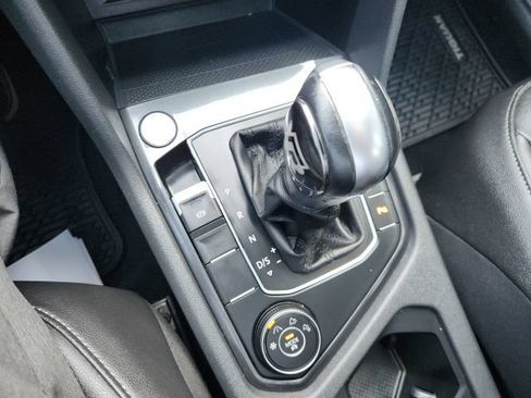 Used 2020 Volkswagen Tiguan SE R-Line AWD/4WD image 17