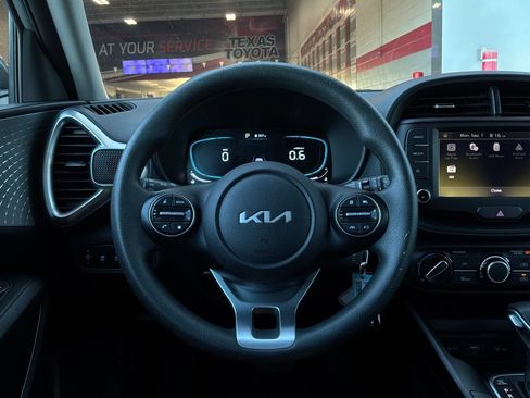 Used 2025 Kia Soul LX w/ LX Technology Package FWD image 32
