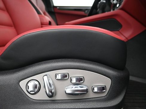 Used 2026 Porsche Macan AWD/4WD image 15