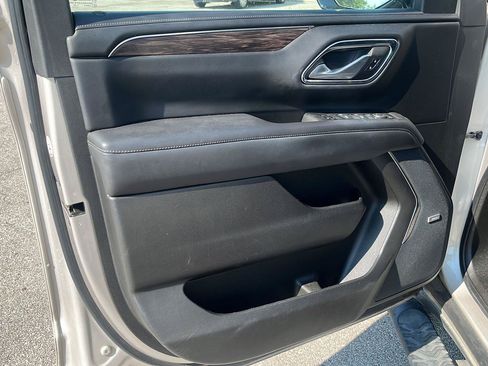 Used 2022 Chevrolet Tahoe Z71 w/ Luxury Package AWD/4WD image 8