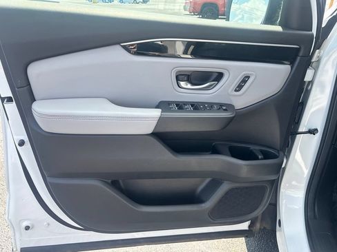 Used 2025 Honda Pilot Touring image 7