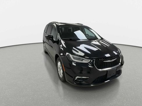 Used 2022 Chrysler Pacifica Touring-L FWD image 3