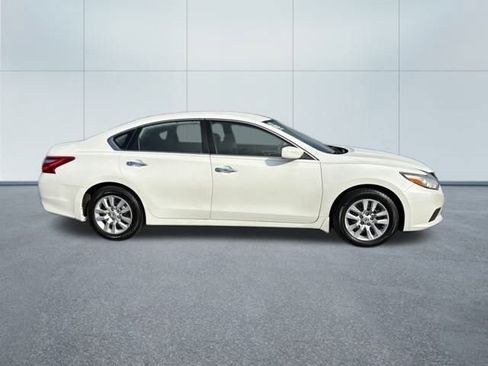 Used 2016 Nissan Altima 2.5 S w/ Power Driver Seat Package image 2