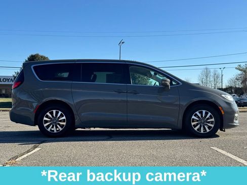 Used 2022 Chrysler Pacifica Touring-L image 11