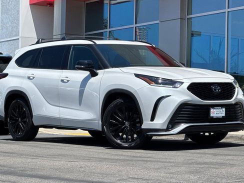 Certified 2024 Toyota Highlander XSE FWD image 2
