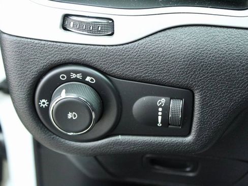 Used 2020 Jeep Cherokee Sport image 11