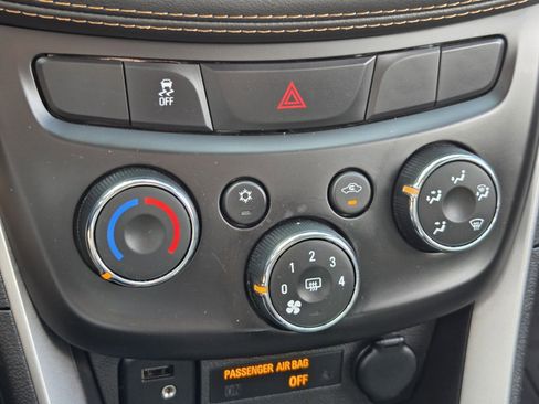 Used 2022 Chevrolet Trax LT w/ LT Convenience Package image 14