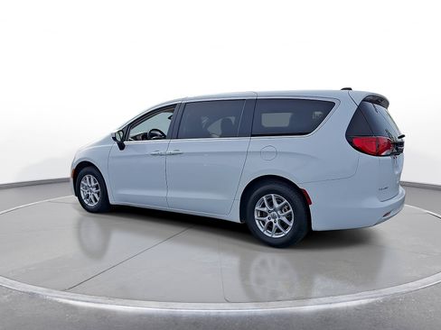 Used 2023 Chrysler Voyager LX FWD image 6